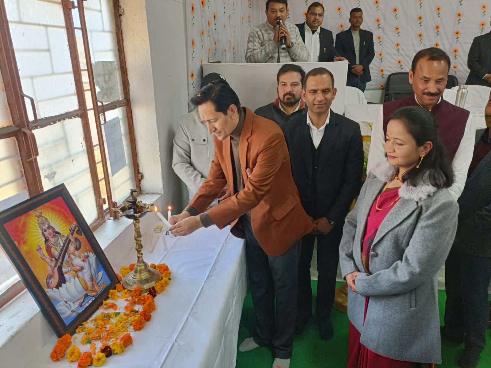 बिण विकासखंड सभागार में अभियान का दीप जलाकर शुभारंभ करते कुमाऊं आयुक्त दीपक रावत। संवाद