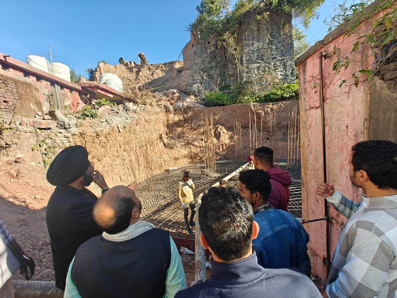 बसोहली में ओवर हैड टैंक का काम शुरू करवाते हुए विधायक स्वयं