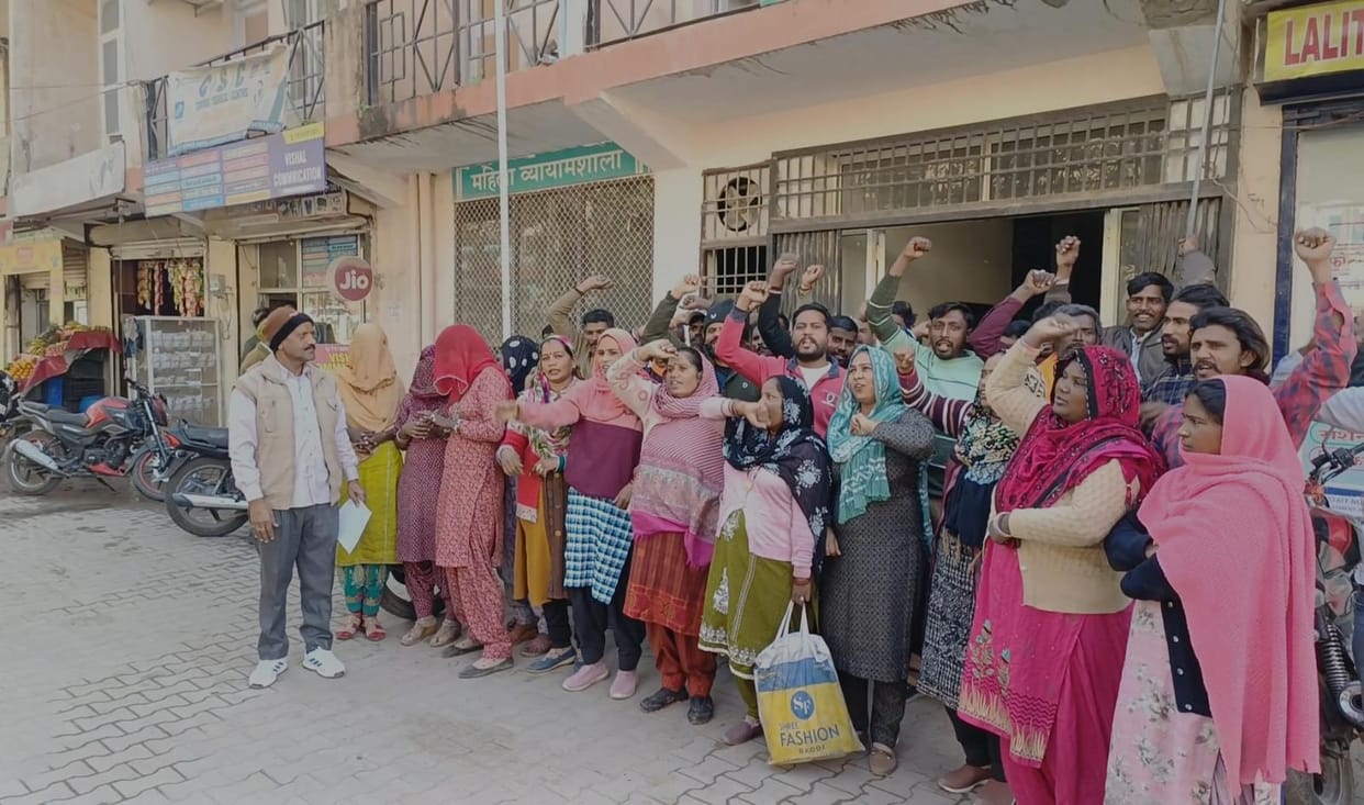 Sanitation workers went on strike after not receiving their November salaries.