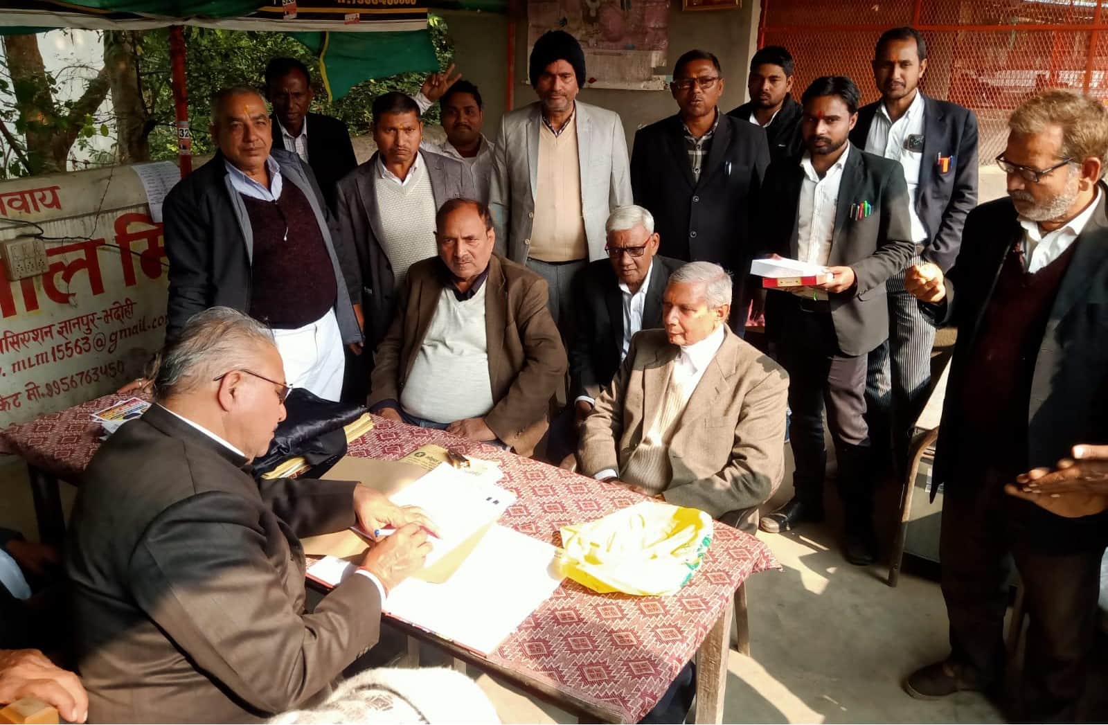 डिबाए चुनाव के लिए अधिवक्ता चेंबर में नामांकन करते उम्मीदवार। संवाद