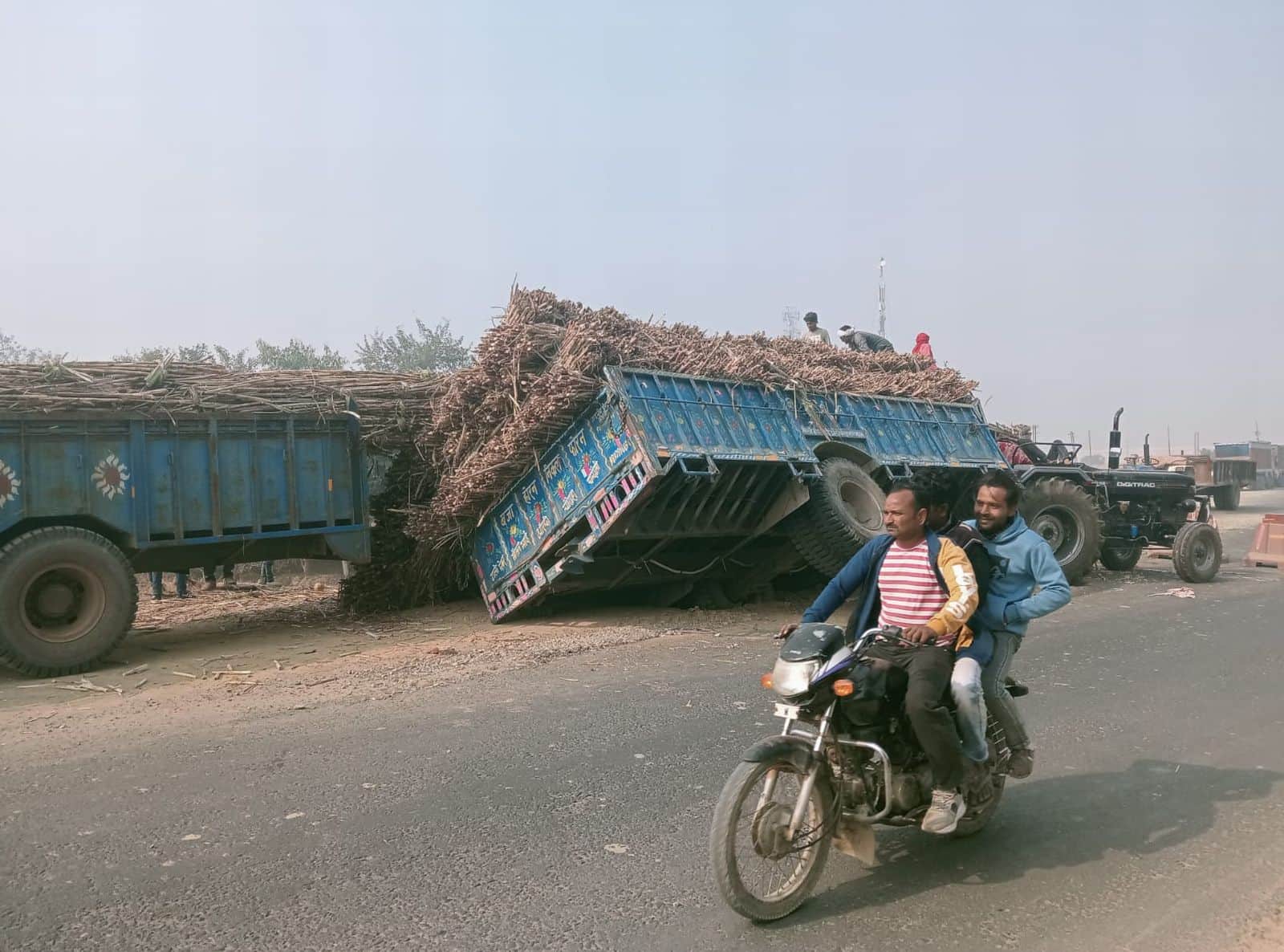 एमएफ हाईवे पर बनकोटा गांव के पास कोहरे में पलटी गन्ने से लदी ट्राली। संवाद