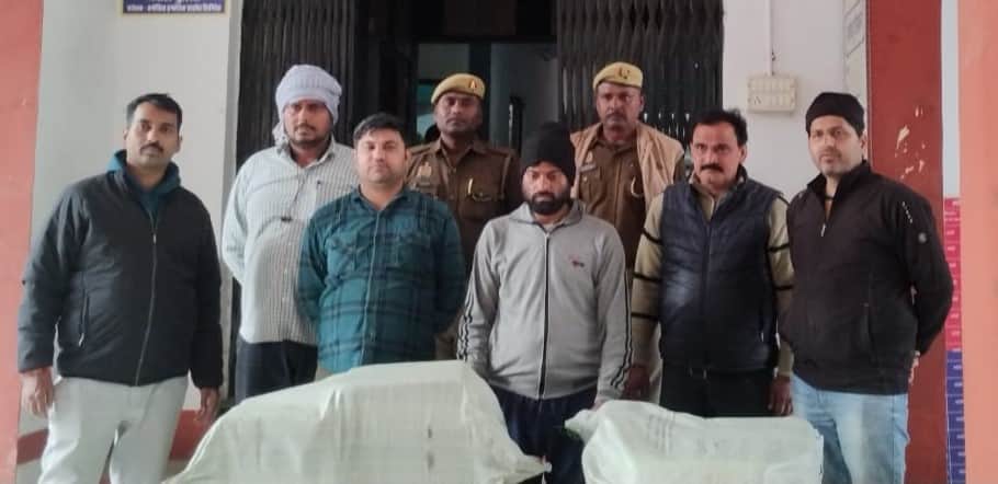 एंटी नाकोटिक्स ने पकड़ा गया गांजा तस्कर काली टोपी में। स्रोत पुलिस