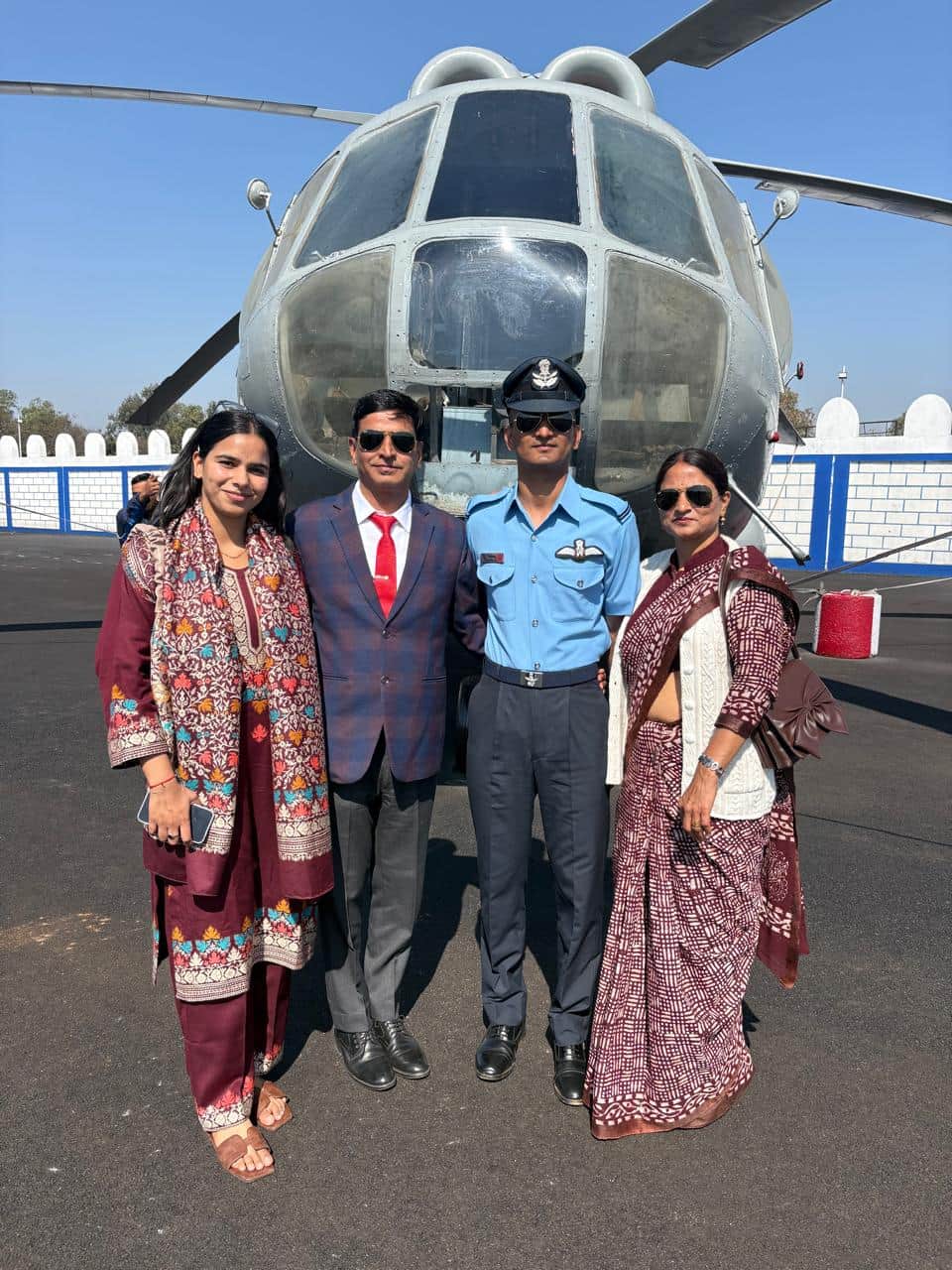 फाइटर पायलट बनने पर खुशी जाहिर करते मैकमिलन। स्रोत : ग्रामीण