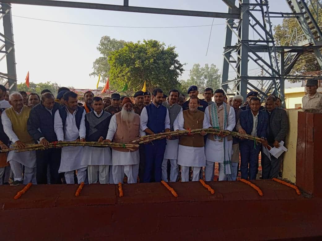 फोटो 01 रोहतक की महम चीनी मिल की चेन में गन्ना डालते डॉ. अरविंद शर्मा व अन्य। संवाद