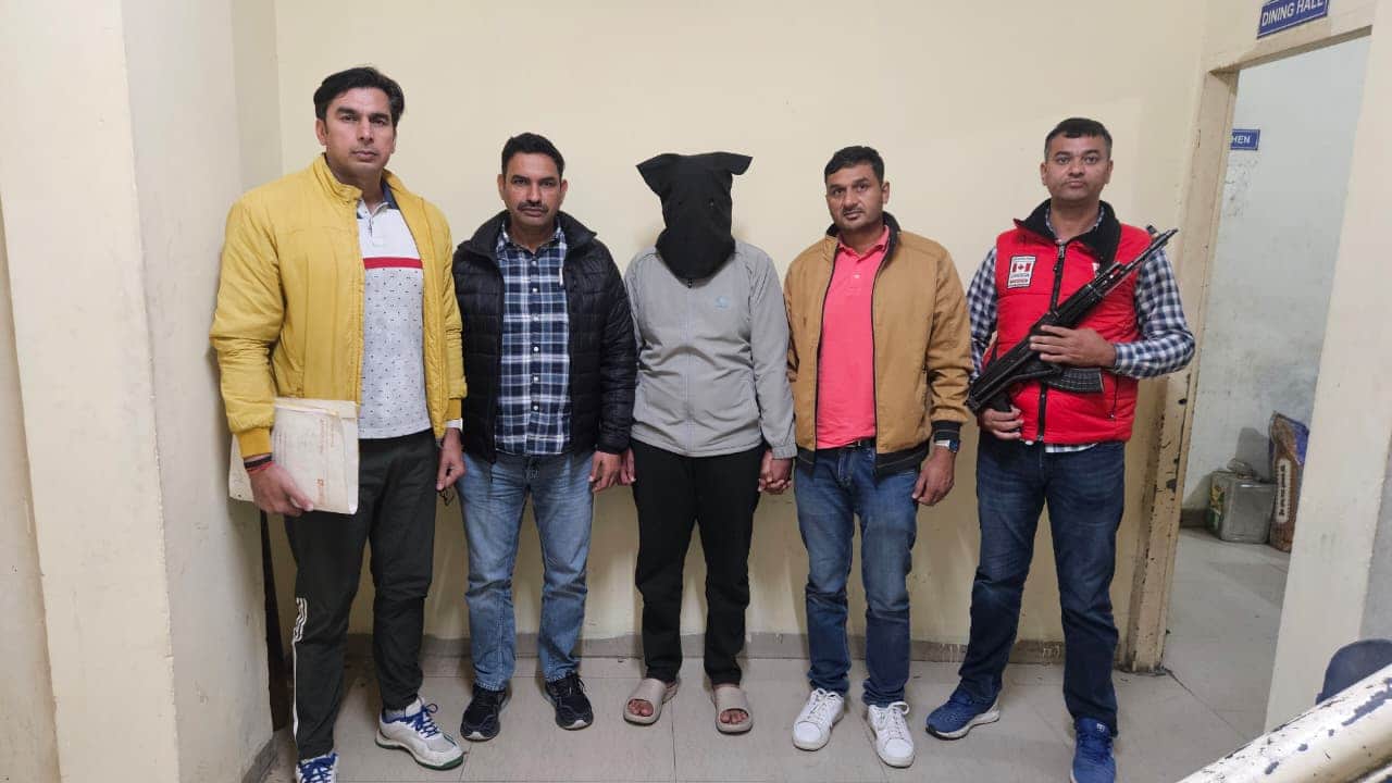 फोटो 03 रोहतक के महम के ज्वेलर्स से रंगदारी मांगने का आरोपी पुलिस गिरफ्त में। स्रोत : पुलिस