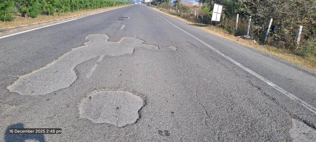 फोटो - 04 टोल से सौ मीटर दूरी पर एक साथ कई गड्ढे। संवाद