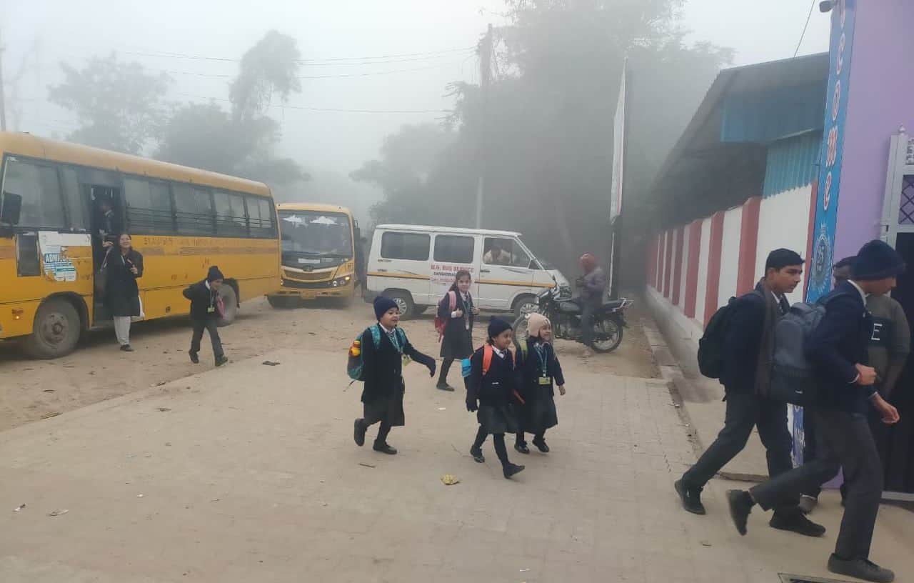 फोटो-16- बांगरमऊ में घने कोहरे के बीच स्कूल पहुंचे छात्र-छात्राएं। संवाद
