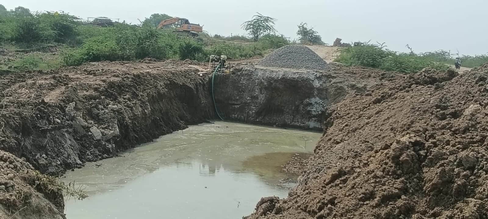 फोटो - 21 अधूरा पड़ा कदौरा-भेड़ी मार्ग पर बन रहा चतेला पुल। संवाद