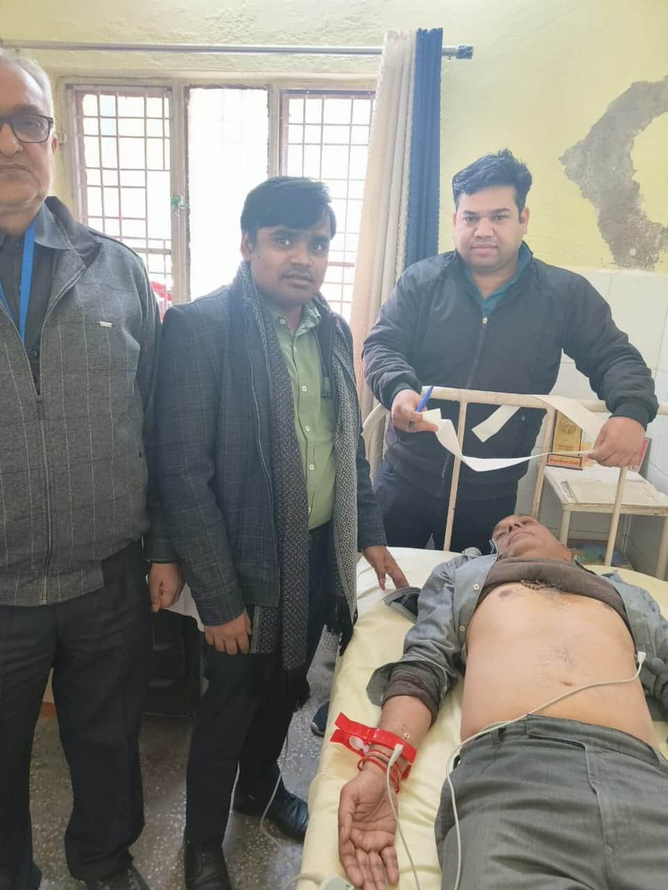 फोटो-26-जिला अस्पताल में ह्दय रोगियों के इलाज का प्रशिक्षण देेते विशेषज्ञ। स्रोत-विभाग