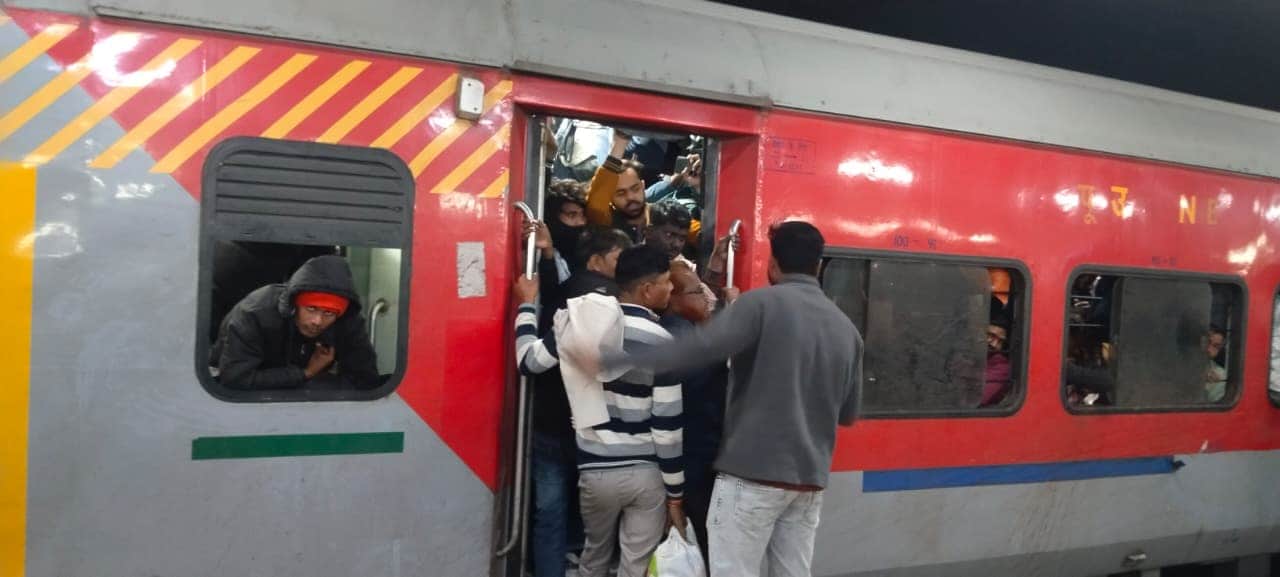 फोटो-27-ट्रेन में लटककर और शौचालय में यात्रा करते यात्री। संवाद