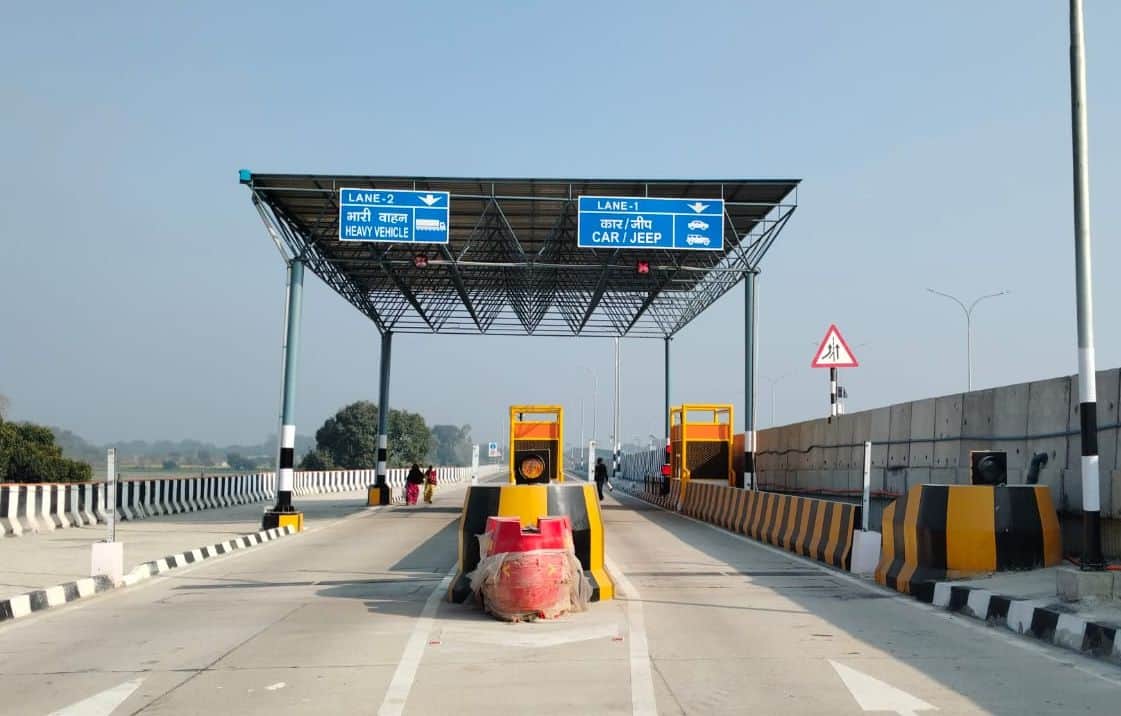 फोटो-39-कानपुर-लखनऊ एक्सप्रेसवे पर उन्नाव के इंट्री प्वाइंट पर बना टोल बैरियर। संवाद