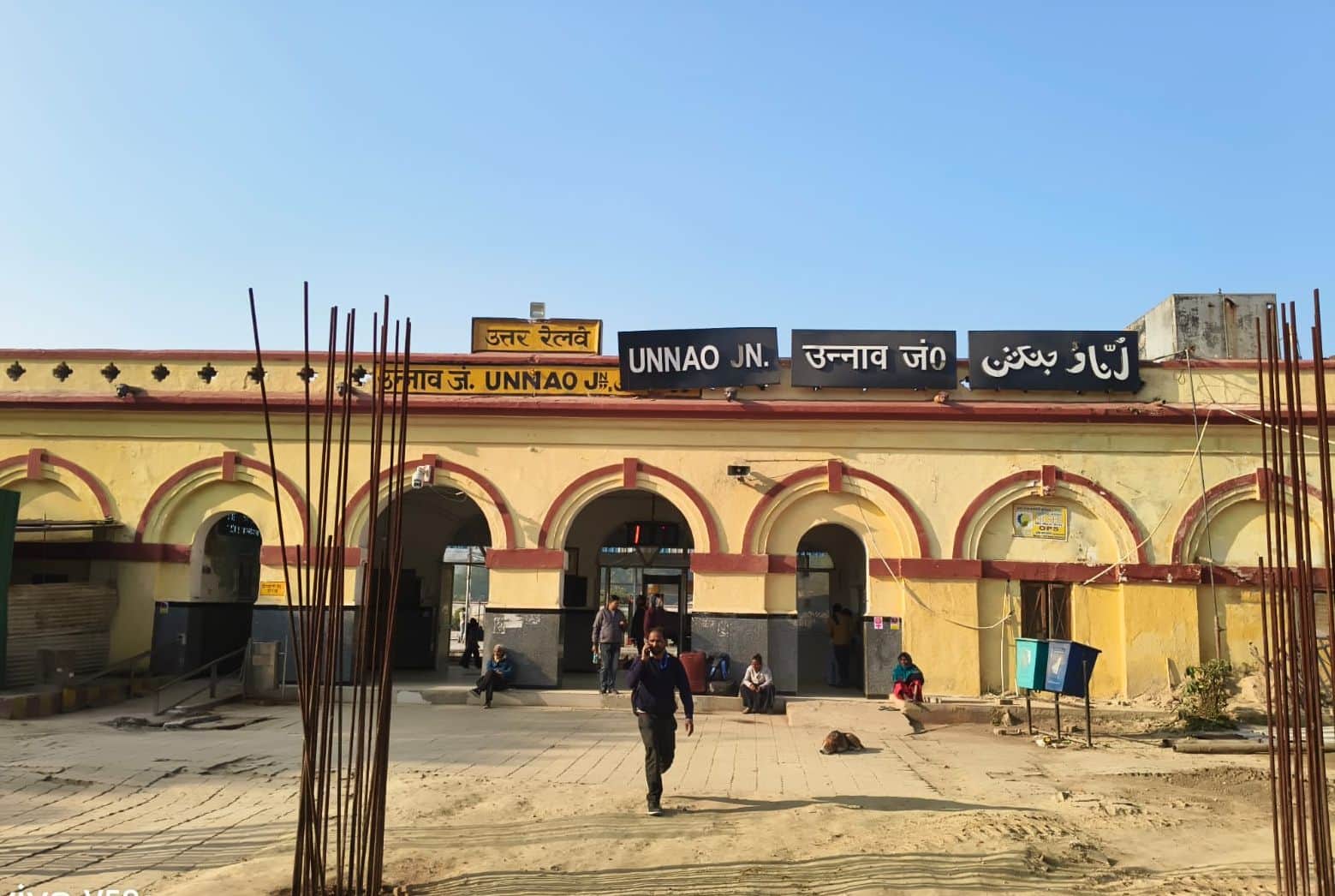 फोटो-8- रेलवे स्टेशन से बाहर निकलते यात्री। संवाद