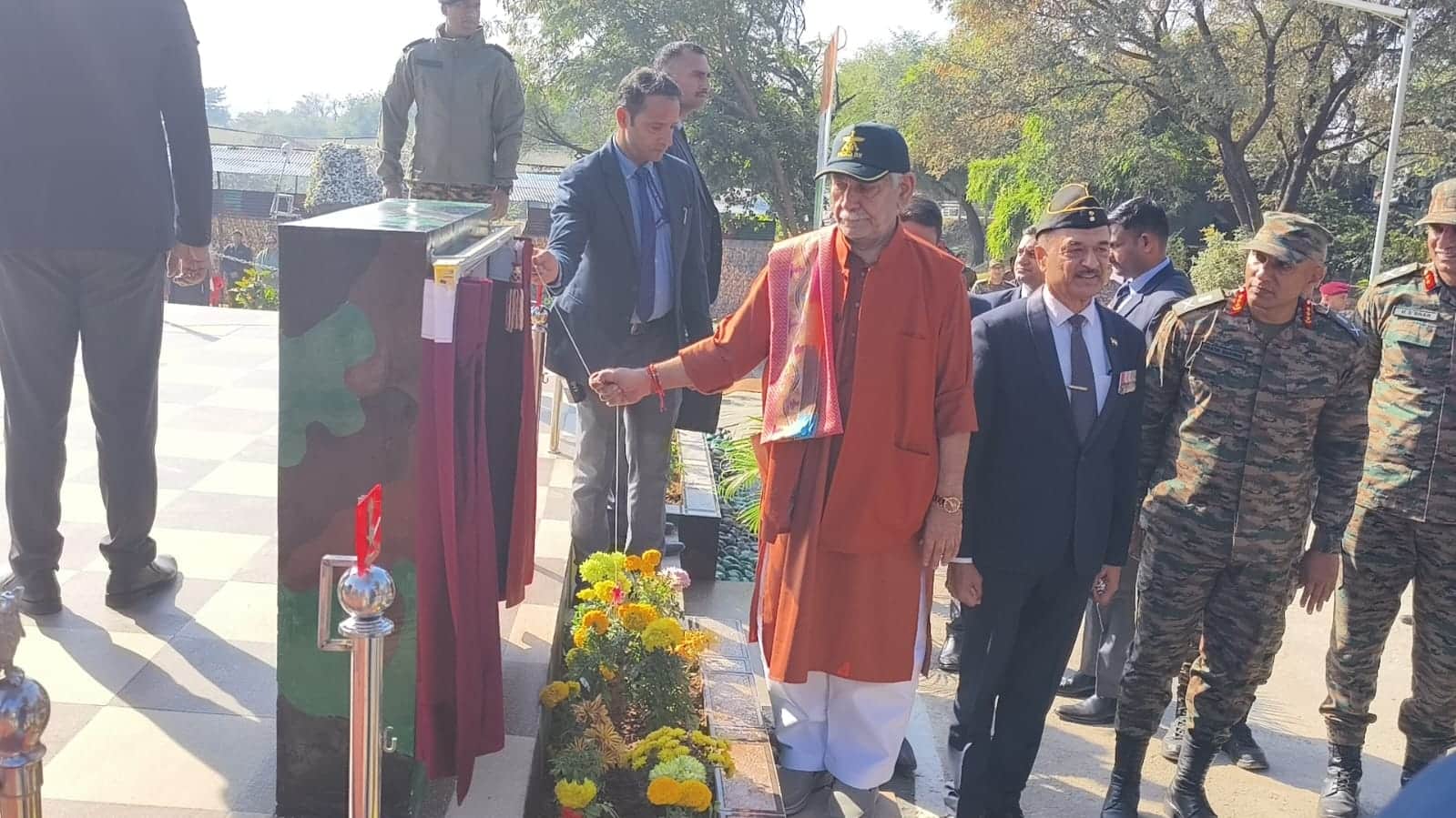 फोटो ज्यौडियां से108 फीट ऊंचे तिरंगे को फहराते उपराज्यपाल मनोज सिन्हा