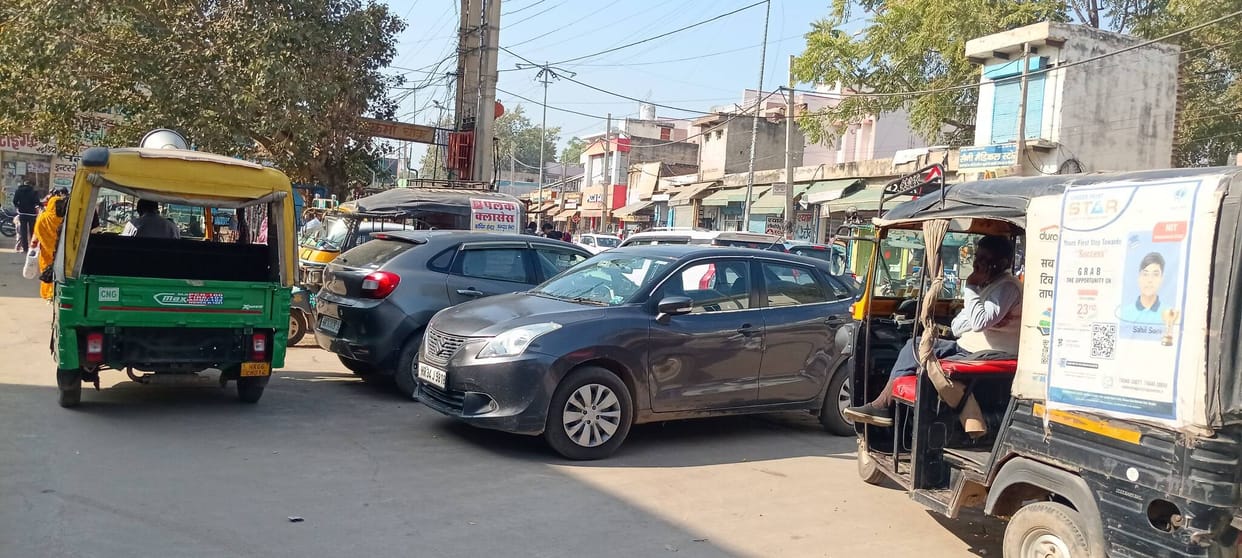 Strict action is being taken against encroachments, but no action is being taken against illegally parked vehicles.