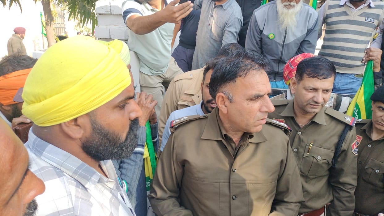 Protest against the auction of the farmer's land.