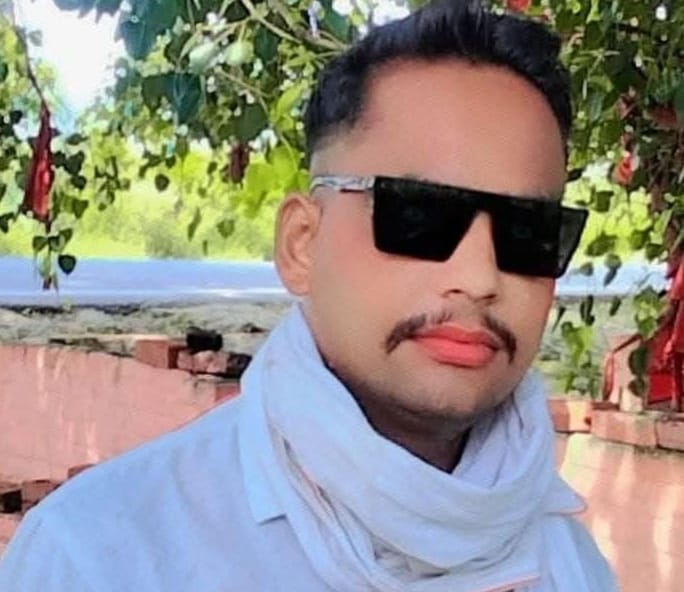 A motorcycle collided with a parked tractor-trolley in dense fog, killing the young man.