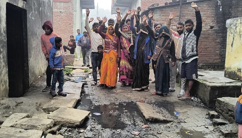 People protested against the dilapidated road in Rajapur.