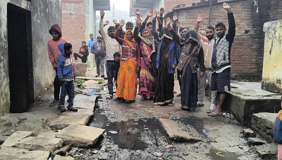 घोसिया नगर पंचायत के राजापुर में सड़क बनाने के लिए प्रदर्शन करते लोग। संवाद