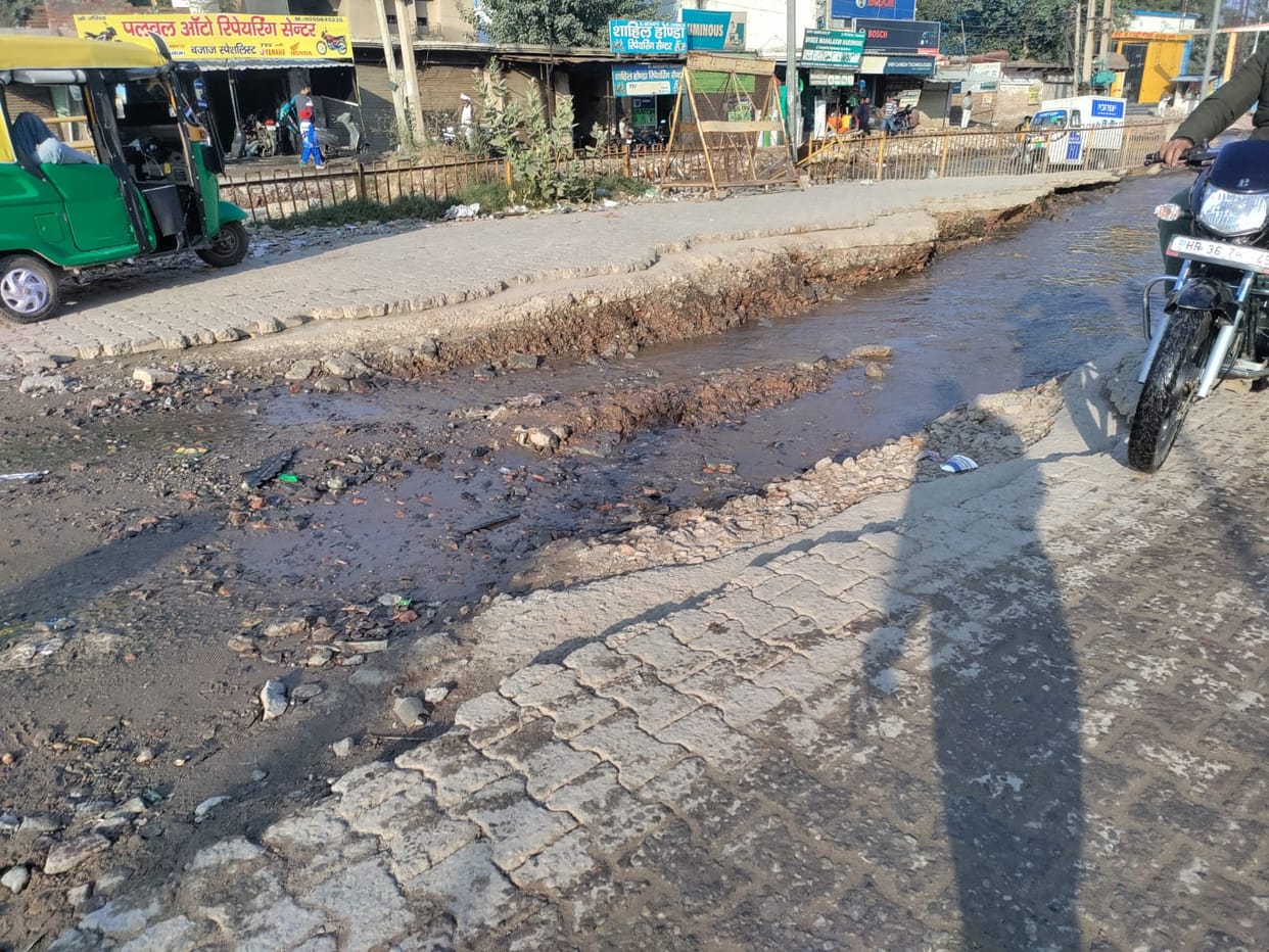 The ramp built on the Haryana-Rajasthan border is falling apart due to the flow of water.