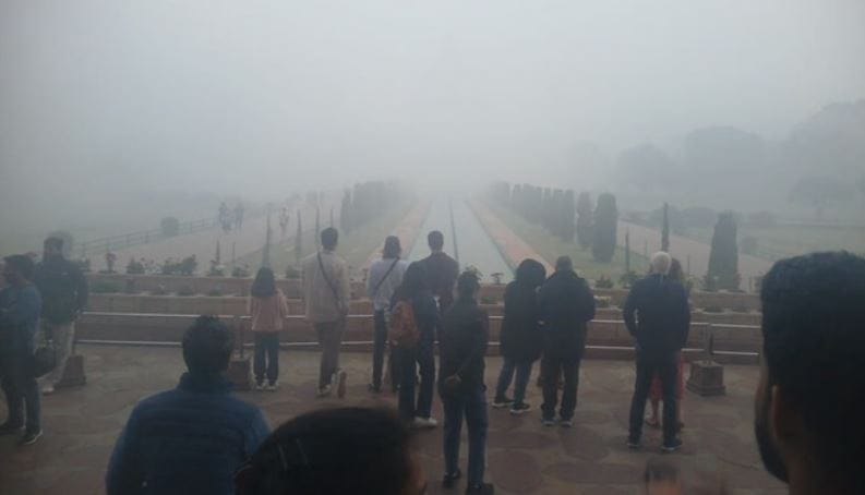 The air quality is poor on Taj and Fatehabad Road.