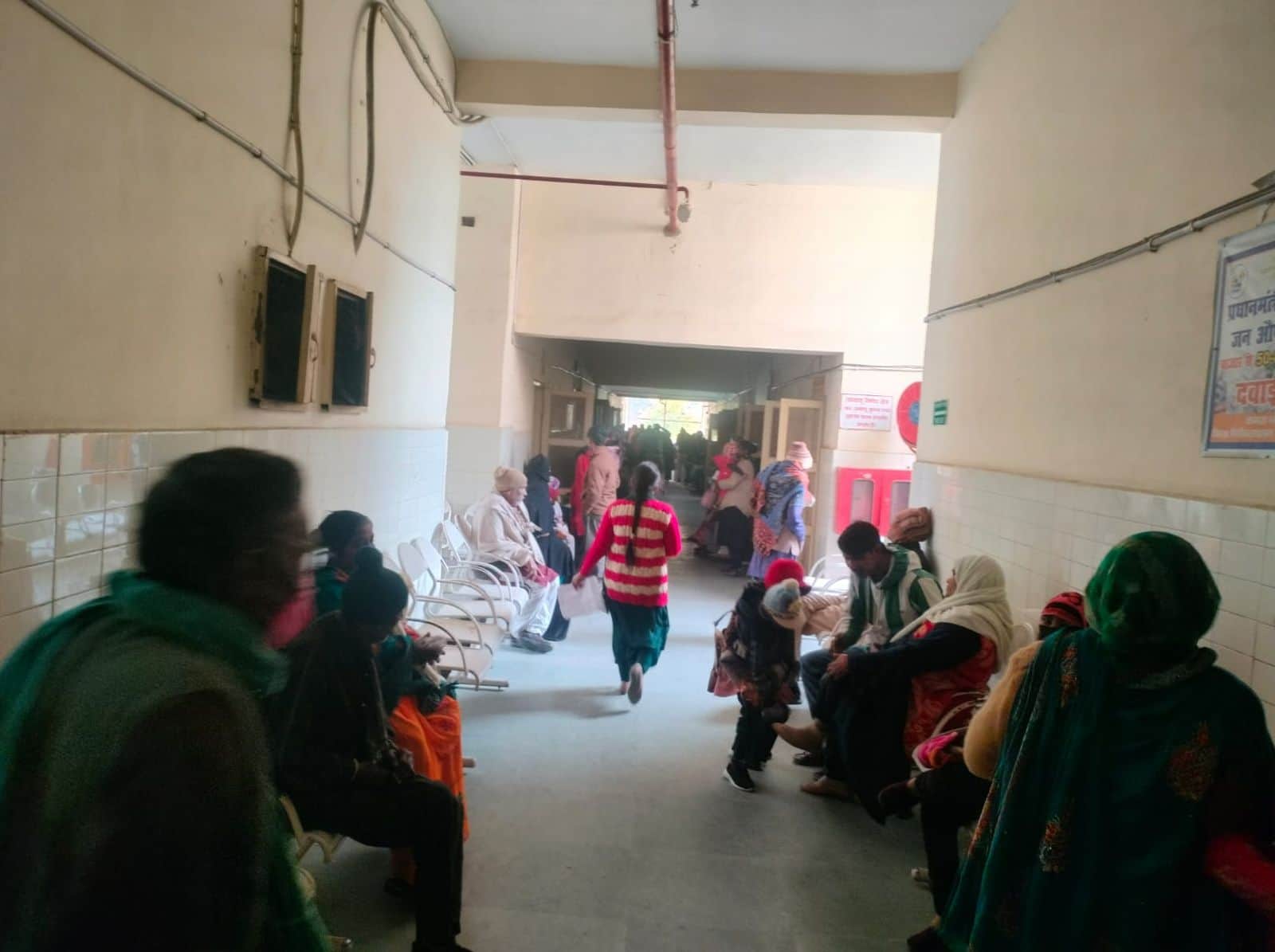 जिला अस्पताल में डॉक्टर कक्ष के बाहर दवा  लेने को बैठे सांस संबंधी मरीज। संवाद