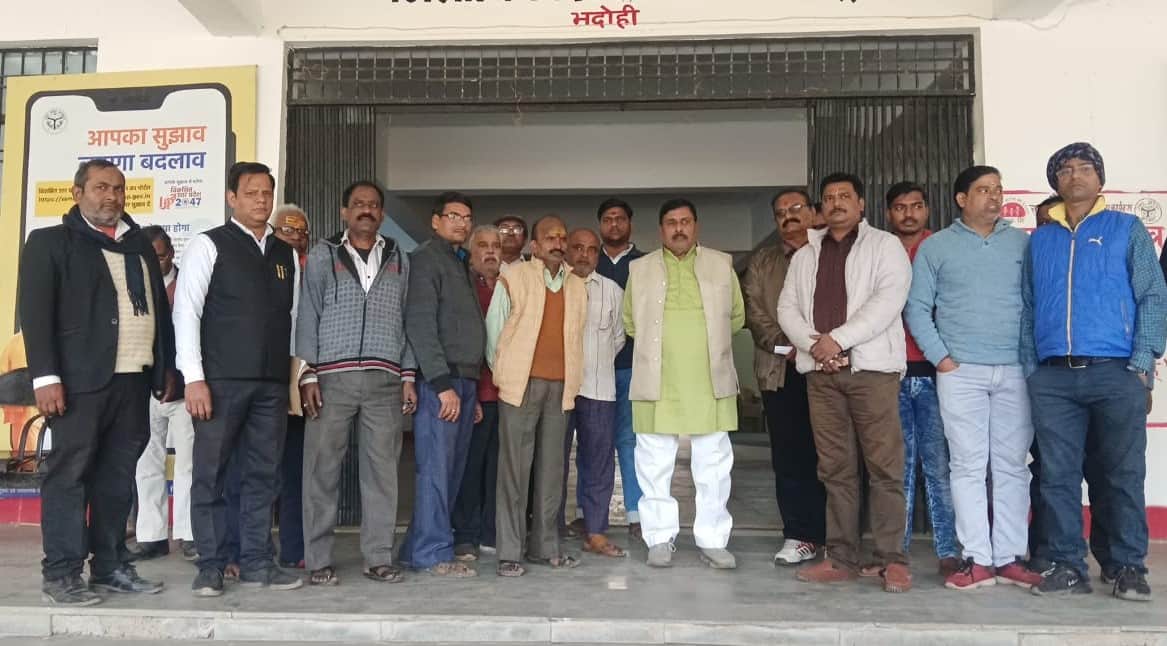 जिला मुख्यालय पर डीएम को ज्ञानप देकर बाहर निकलते व्यापारी। स्रोत संगठन