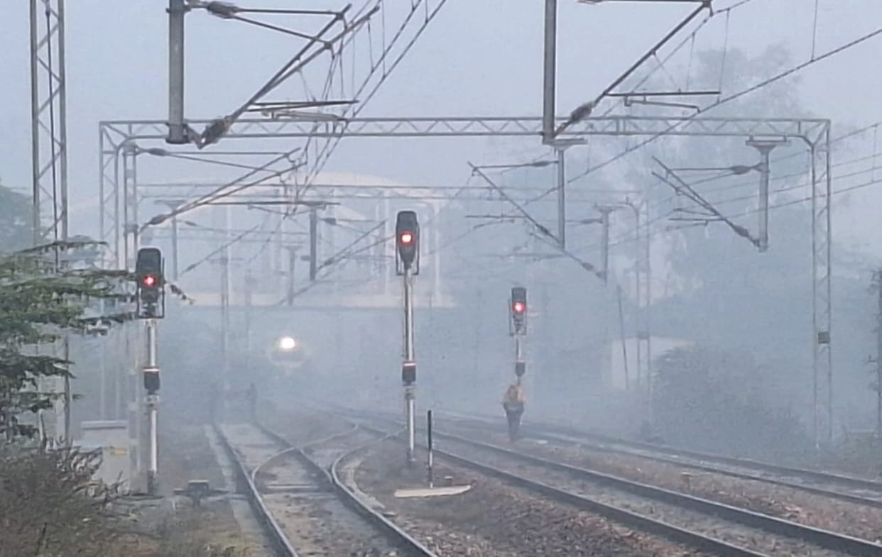 Fog and block put brakes on the speed of trains, five reached late