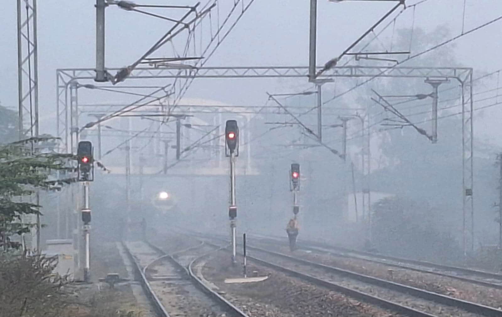 कोहरे के कारण मंगलवार को रामपुर मनिहारान स्टेशन पर कुछ ऐसा नजारा रहा। संवाद 