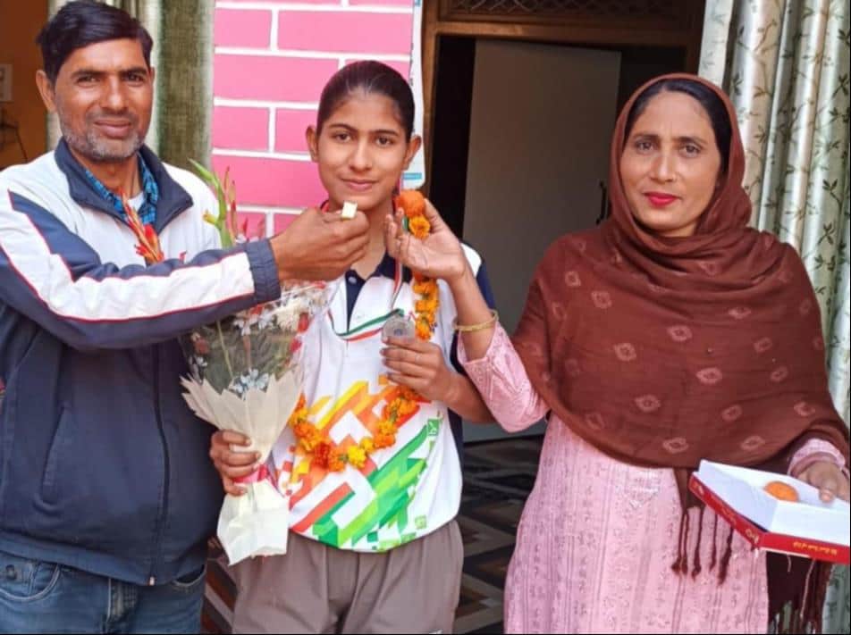 कैनोइंग प्रतियोगिता में रजत पदक जीतने पर सोनी को मिठाई खिलाते परिजन। स्रोत खेल विभाग