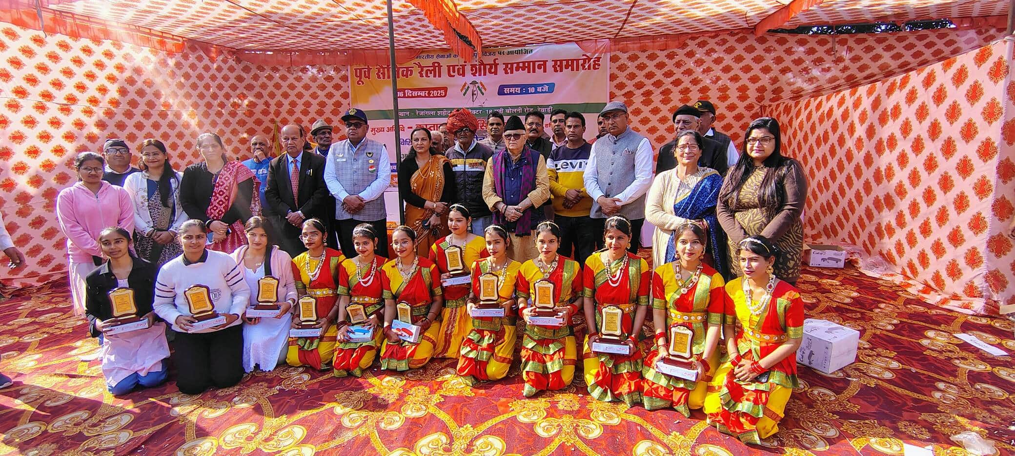 कार्यक्रम में एक मंच पर आए अतिथिगण साथ में पूर्व सैनिक व बच्चे। स्रोत : प्रवक्ता