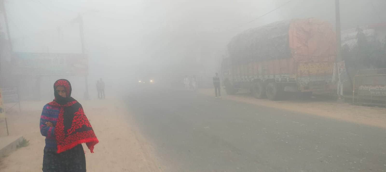 कस्बा जैथरा में छाया घना कोहरा। संवाद