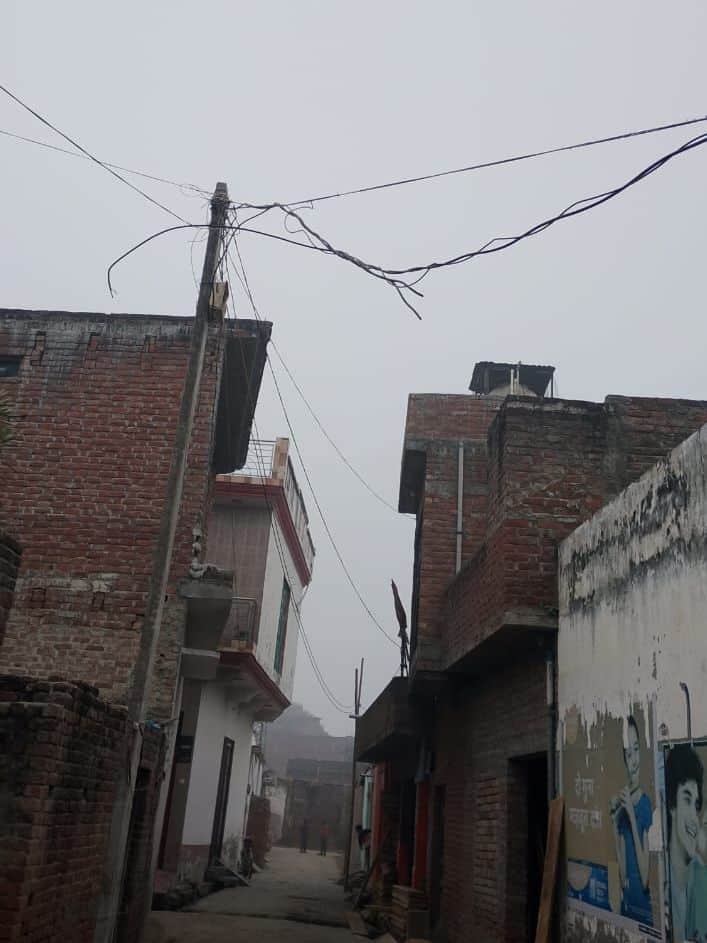 लभारी गांव में टूटी पड़ी केबिल। संवाद