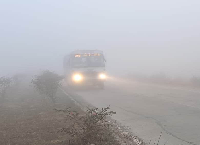 मंडावली में कोहरा होने पर फोरलेन से गुजरते वाहन। संवाद