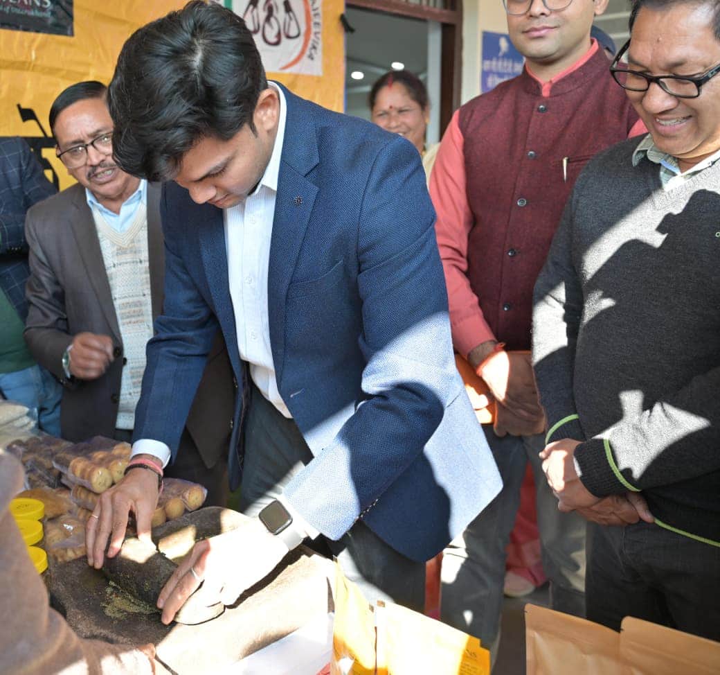 माल्टा महोत्सव में पहाड़ी नमक पीसते जिलाधिकारी प्रतीक जैन - संवाद