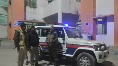 मामले की जांच पड़ताल करती पुलिस