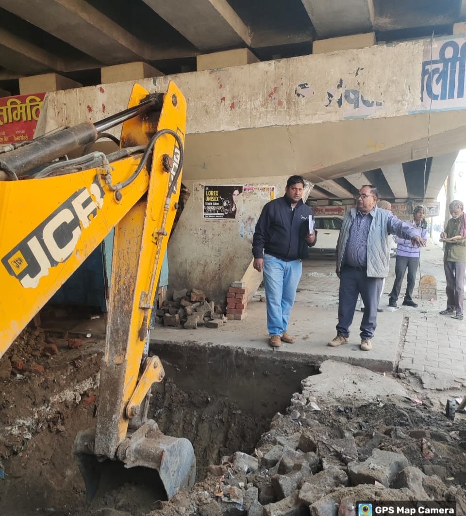 Service road renovation work gained momentum after the Municipal Commissioner's strictness