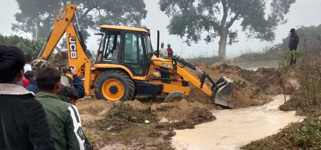 Hundreds of bighas of crops were submerged due to a breach in the Sharda canal embankment.