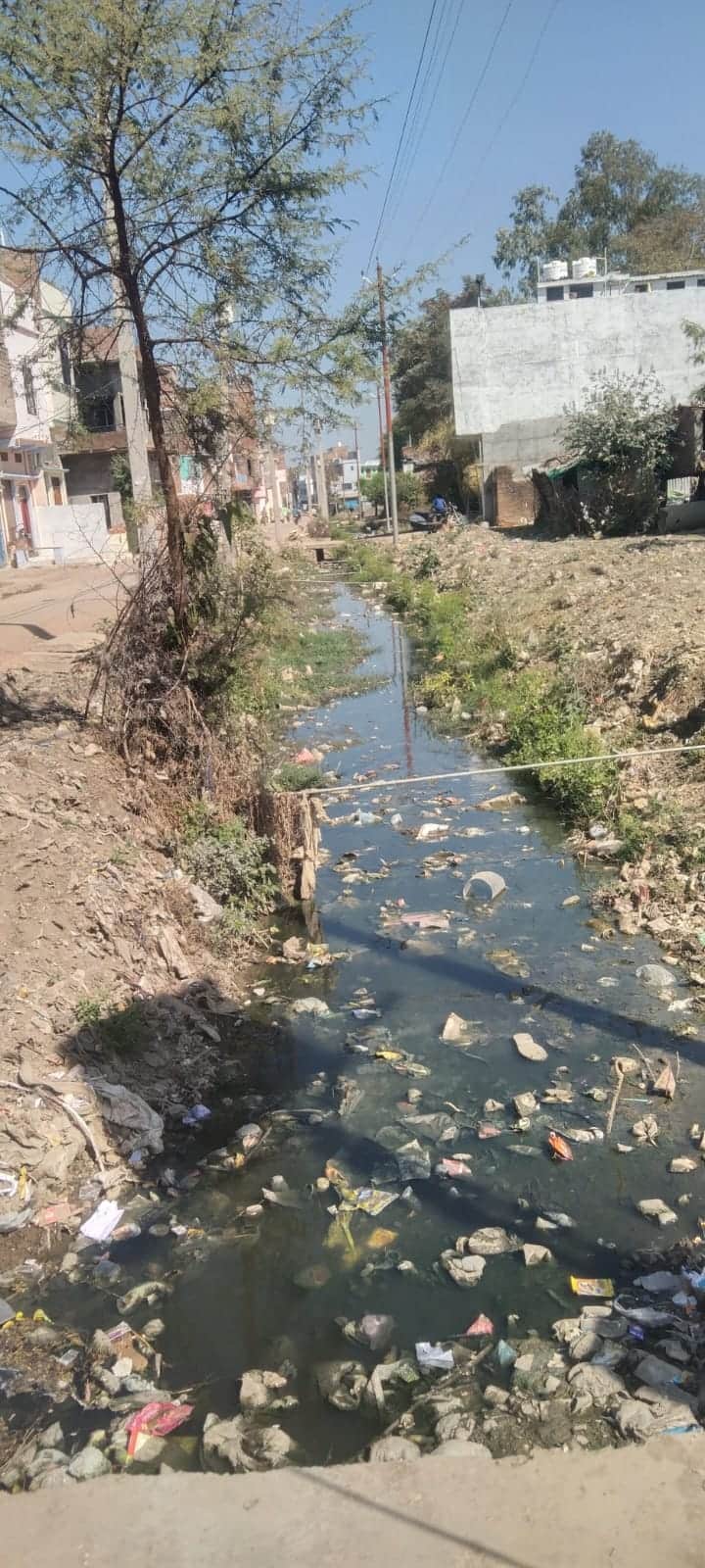 मुड़िया माइनर में भरी गंदगी।