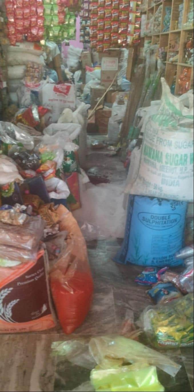 नूहखेड़ा के गांव में चोरी के बाद बिखरा पड़ा दुकान का सामान। संवाद