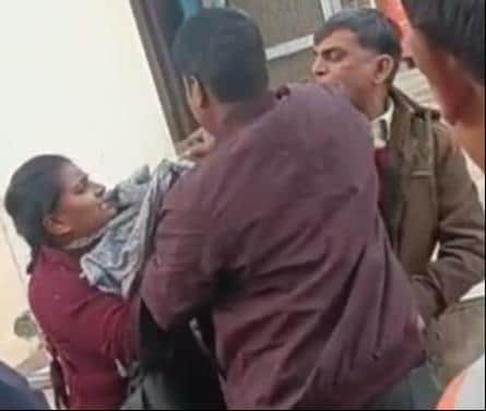 नजीबाबाद रोडवेज डिपो पर महिला परिचालक से मारपीट करता एटीआई। स्रोत-वीडियोग्रेव