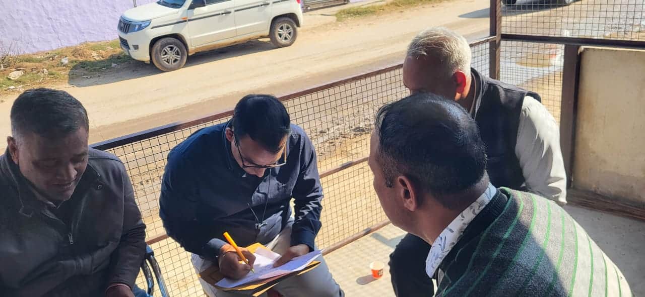 निरीक्षण के दौरान रिपोर्ट तैयार करती टीम। स्रोत : विभाग