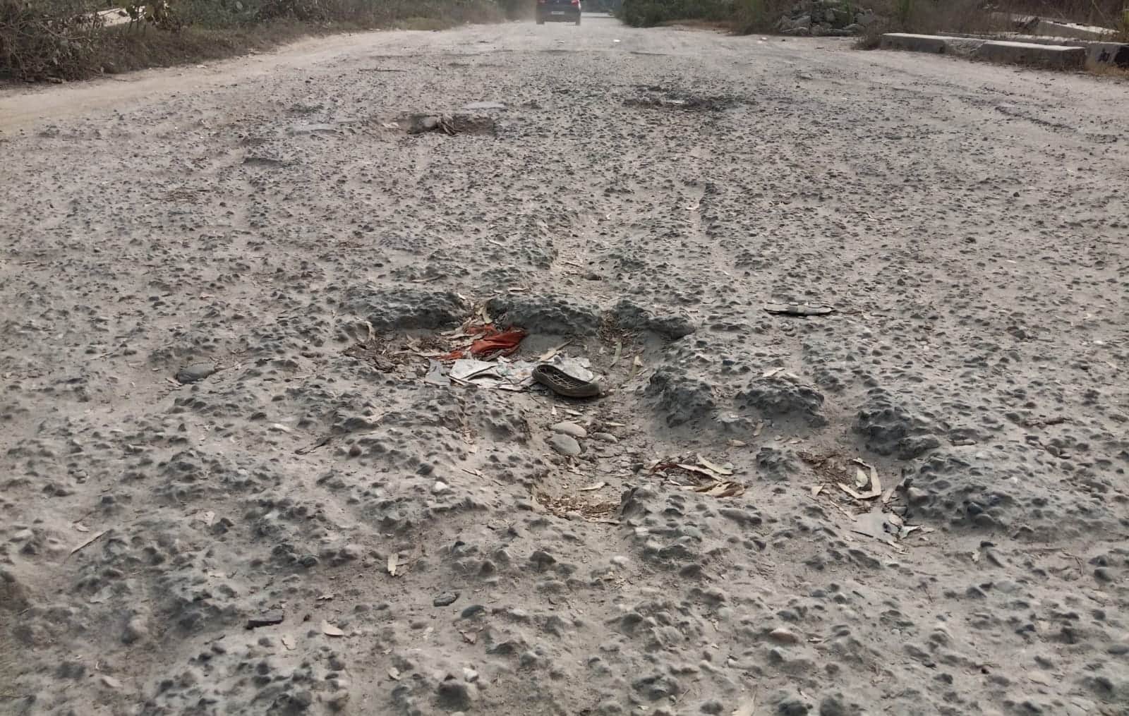 पुराना कलसिया रोड टूटी हुई।