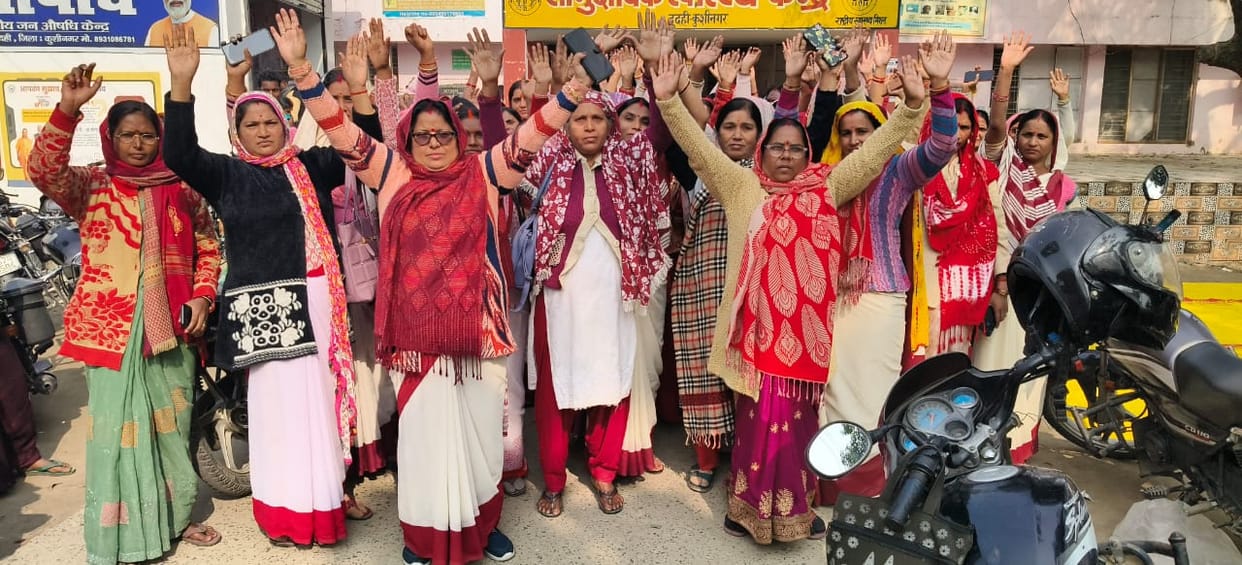 ASHA workers and their colleagues continue their protest, demanding payment of incentive allowances.