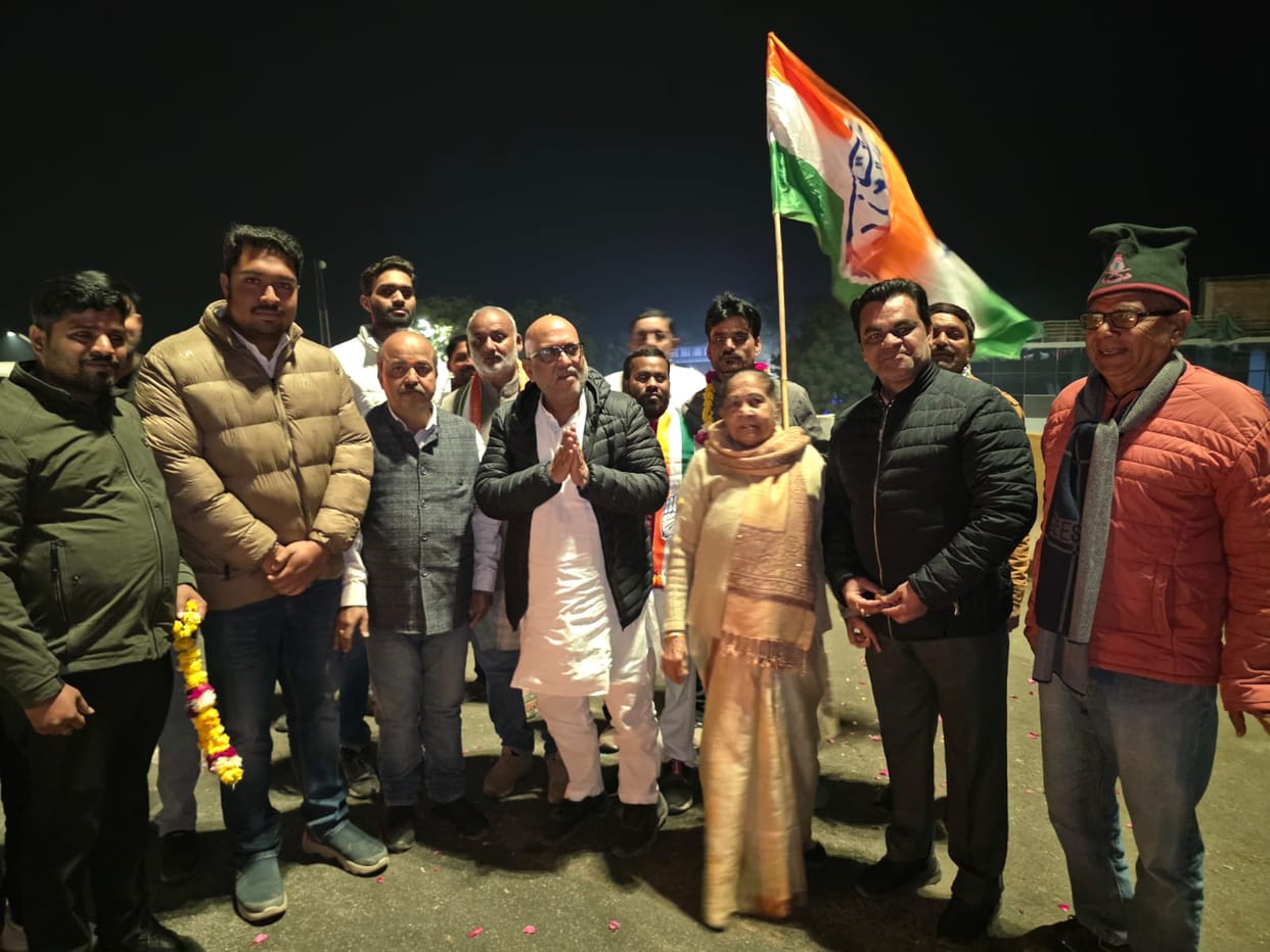 Congress workers welcomed the state president on the highway.