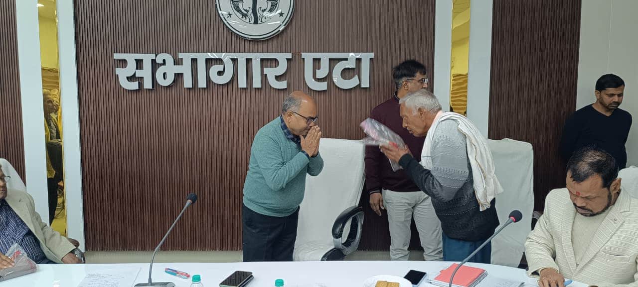 पेंशनर्स दिवस पर वरिष्ठ पेंशनरों का सम्मान अपर जिलाधिकारी (न्यायिक) रमेश चंद्र मौर्य। स्रोत सूच