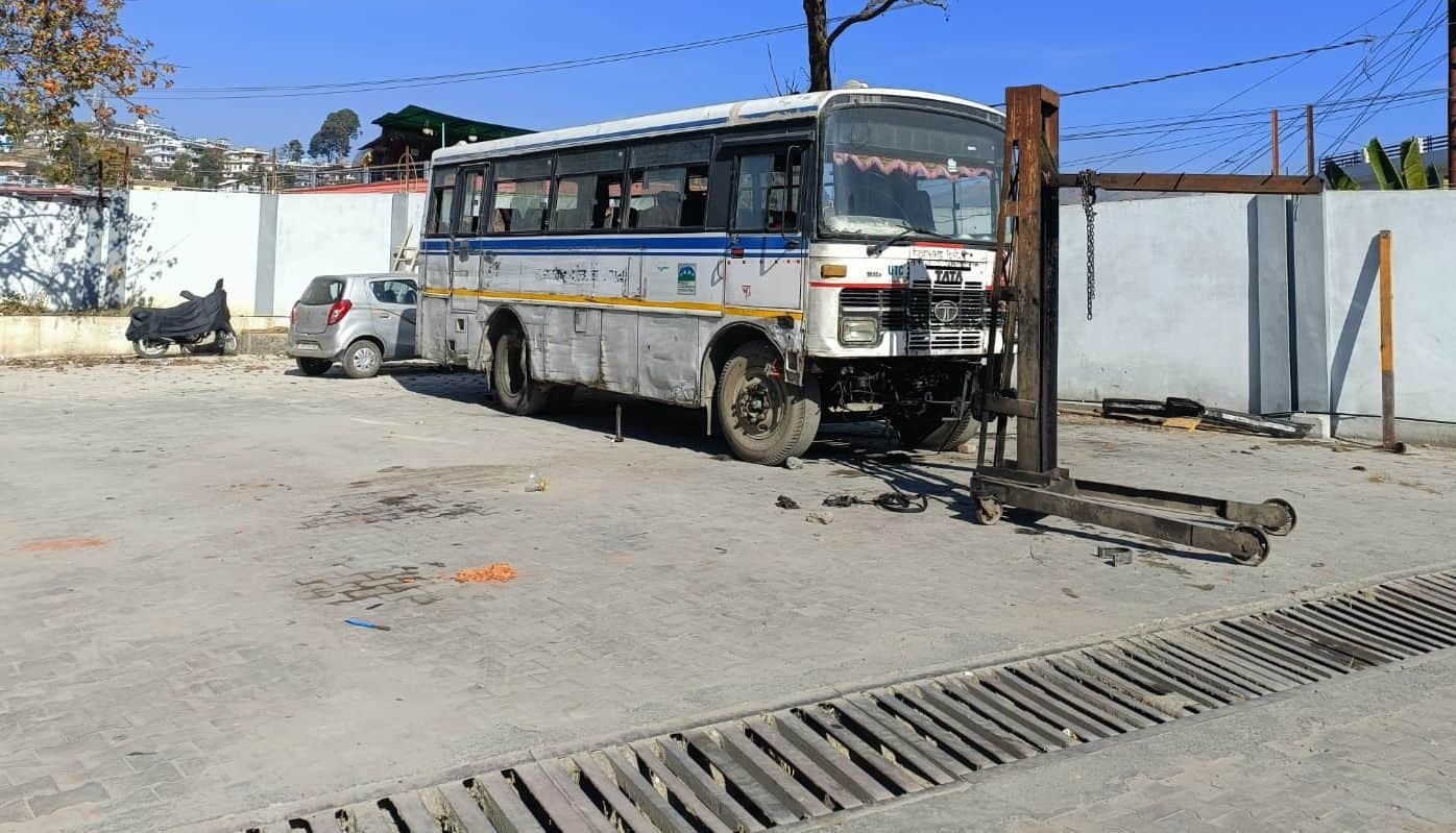 पिथौरागढ़ के रोडवेज वर्कशॉप में स्पेयर पार्ट्स के अभाव में खड़ी खराब बस। संवाद