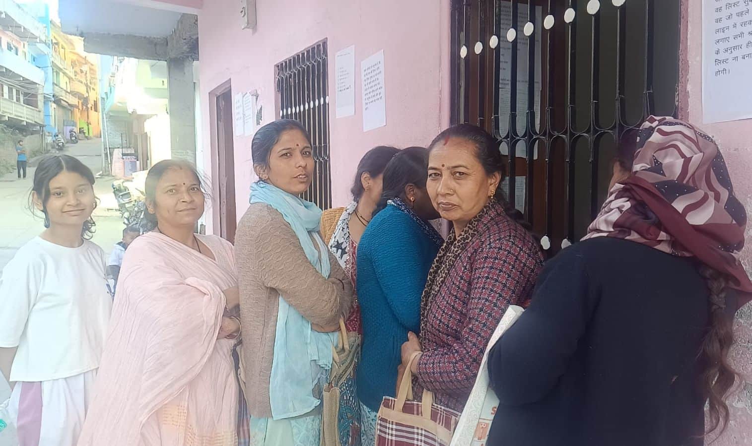 पिथौरागढ़ में श्रम सुविधा केंद्र में श्रम कार्ड बनाने के लिए अपनी बारी का इंतजार करते श्रमिक। स