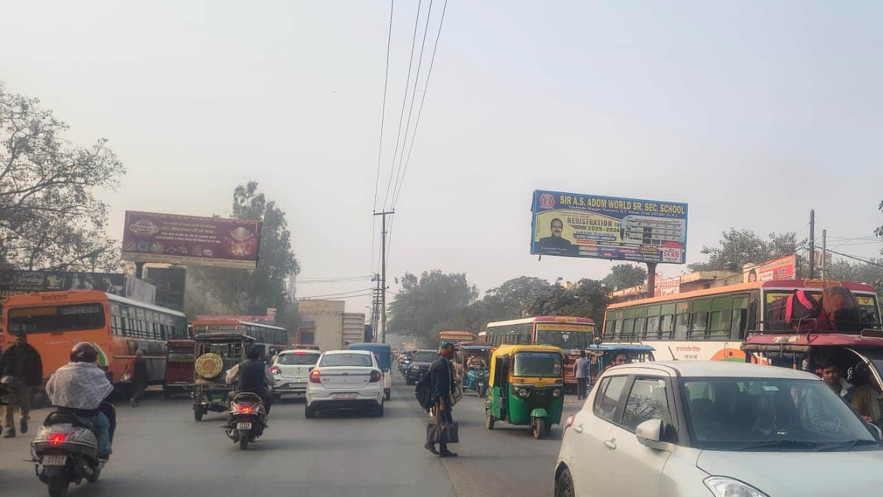 रोडवेज स्टैंड के बाहर सड़क पर खड़ी बसें। संवाद