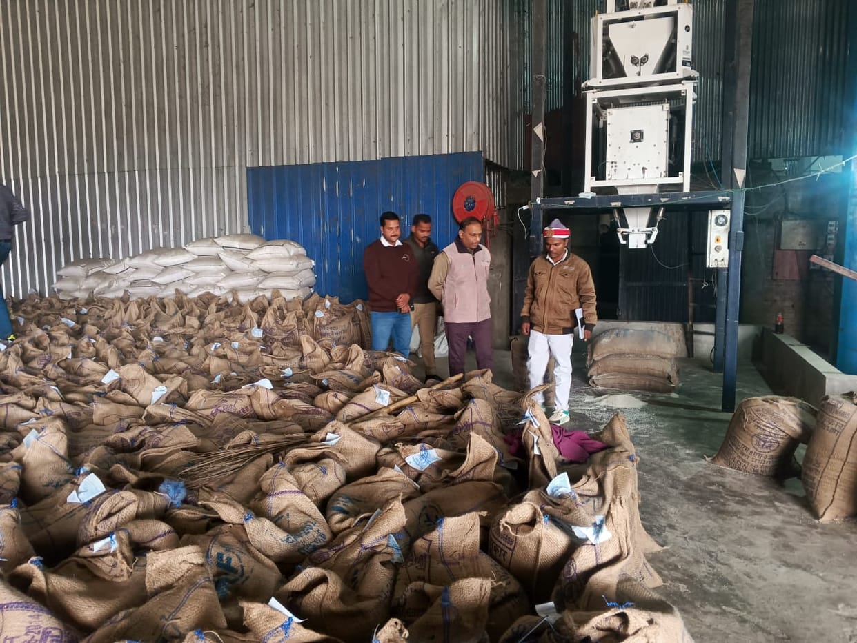 A huge amount of food grains was found in the raid on the rice mill, notice was issued