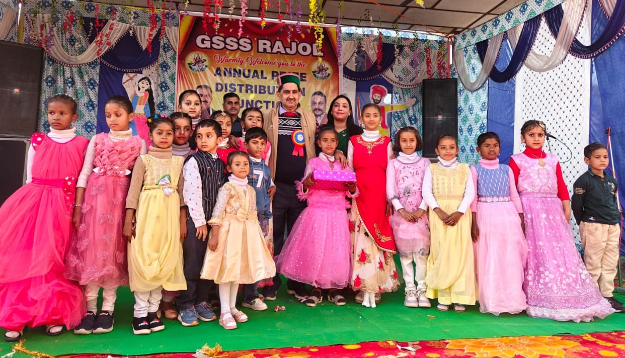 MLA Kewal honored the promising students in Rajol School